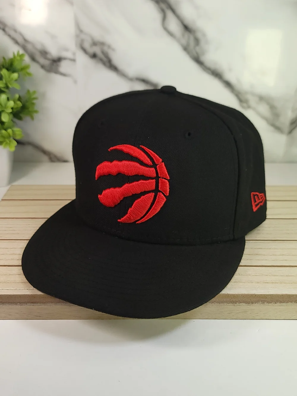 Toronto Raptors Black Cap with Red Embroidered Basketball Red Logo Snapback - Picture 2 of 8